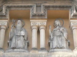 누르시아의 성 베네딕토와 성녀 스콜라스티카_photo by Joker Island_on the facade of the Church of St Gabriel in Prague_Czech.jpg